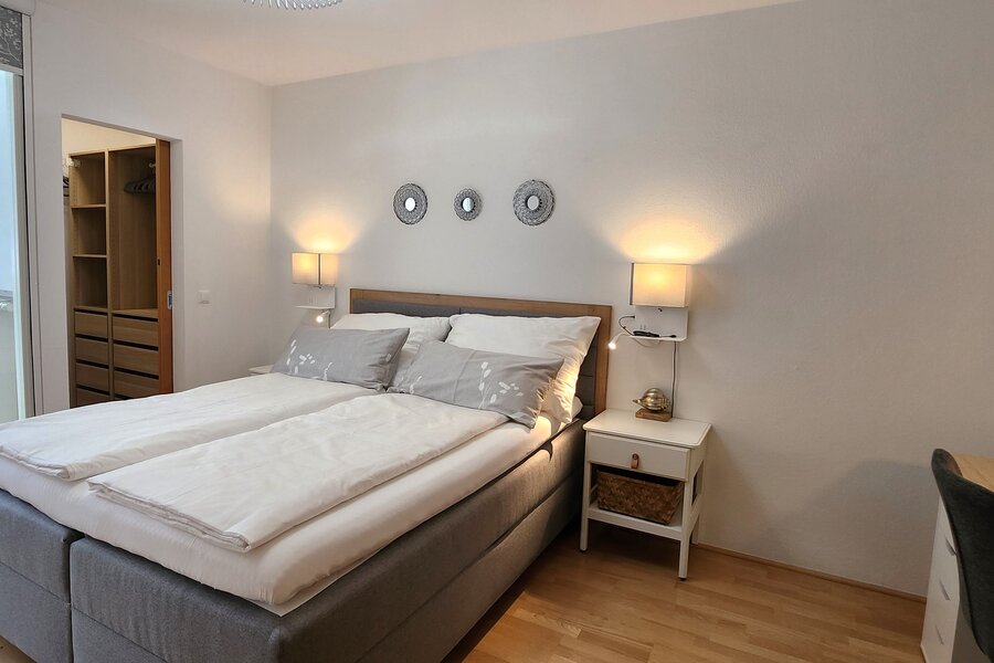 Schlafzimmer mit Blick zum Schrankraum