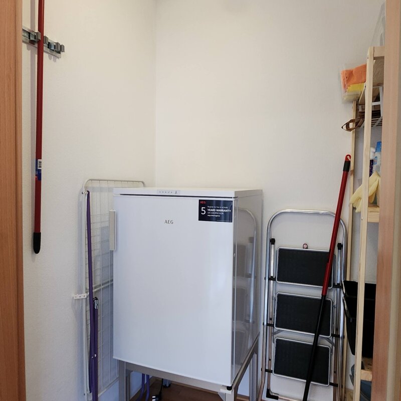 Abstellraum mit Gefrierschrank, Staubsauer, Putzutensilien