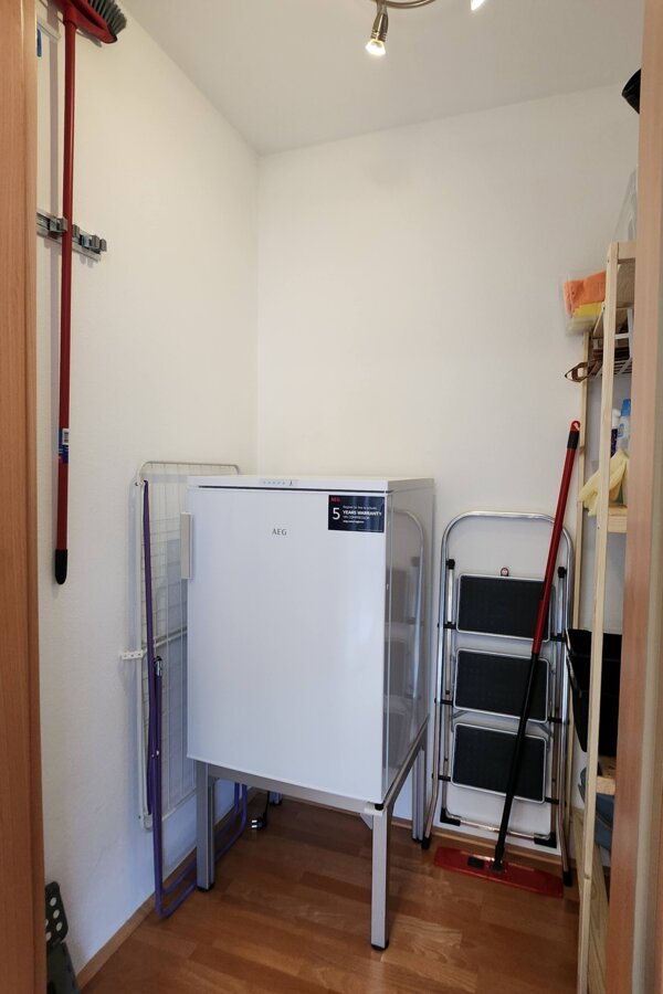 Abstellraum mit Gefrierschrank, Staubsauer, Putzutensilien