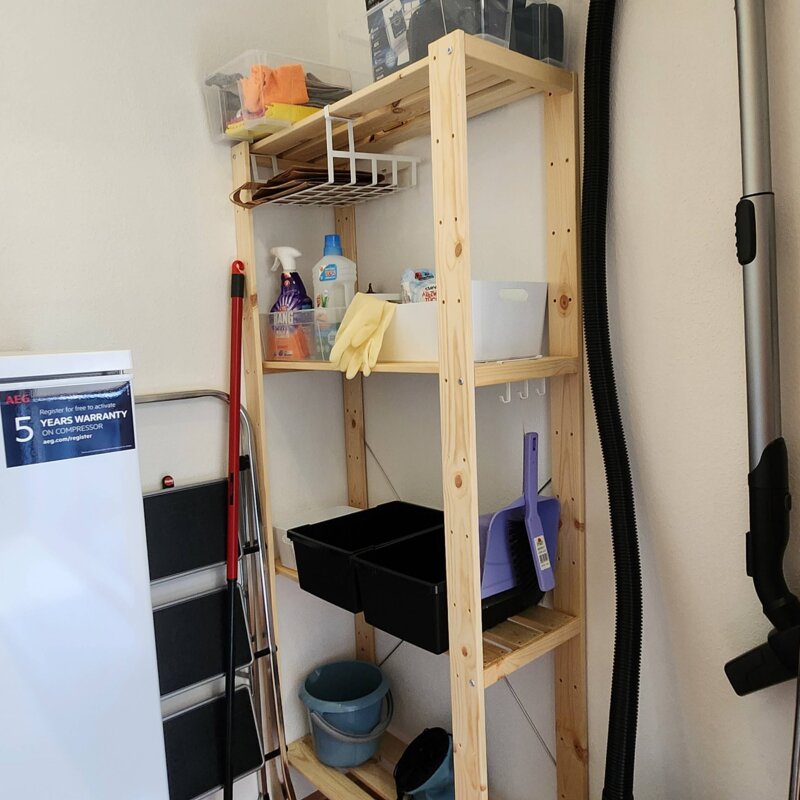 Abstellraum mit Gefrierschrank, Staubsauer, Putzutensilien