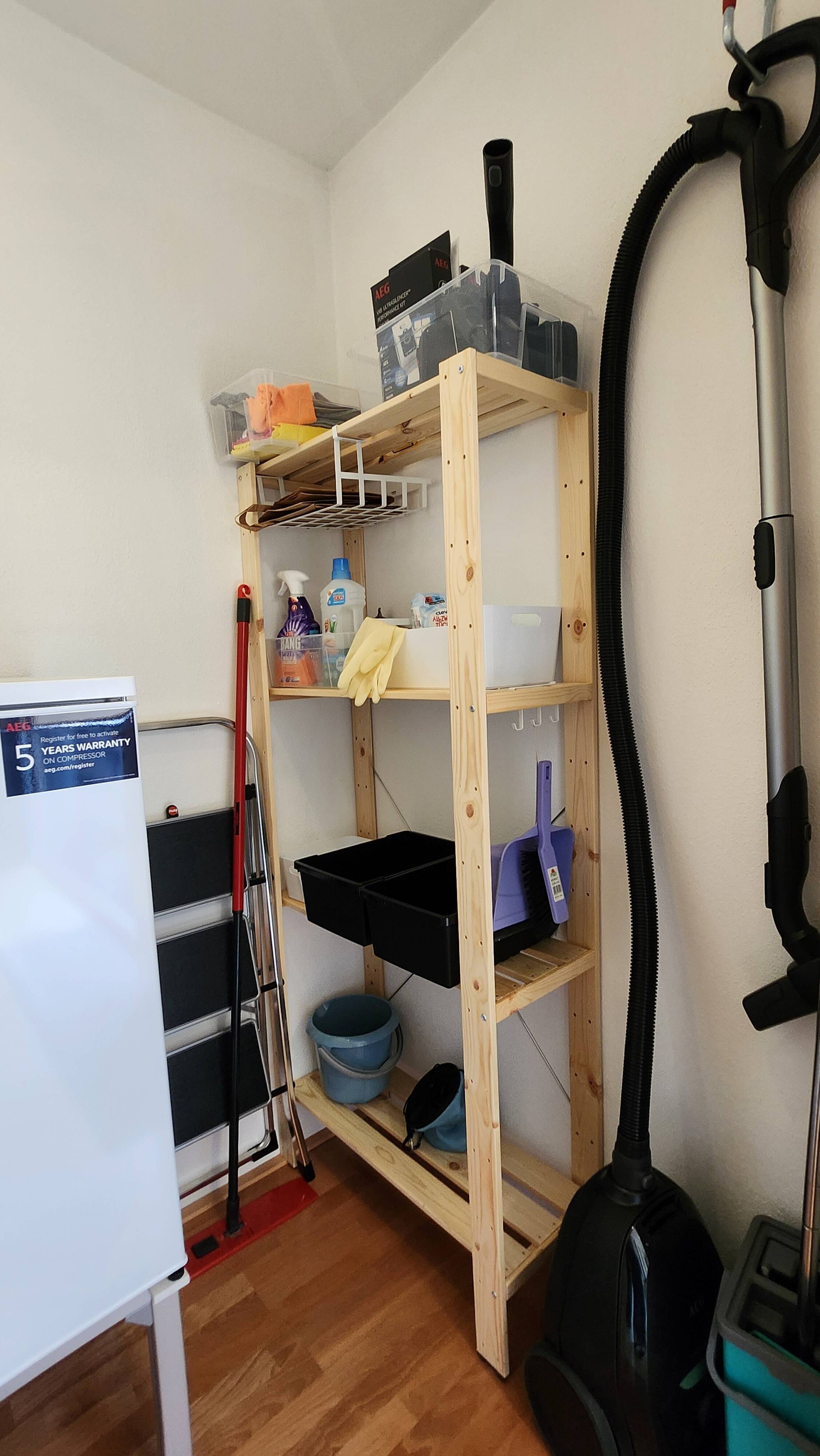 Abstellraum mit Gefrierschrank, Staubsauer, Putzutensilien