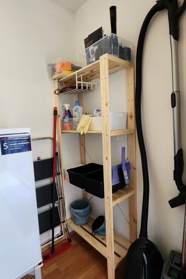 Abstellraum mit Gefrierschrank, Staubsauer, Putzutensilien