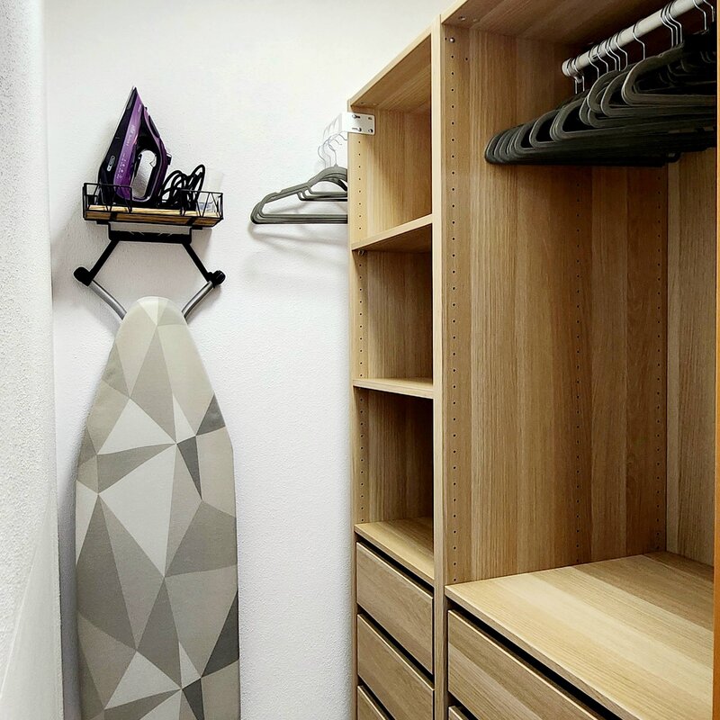 Schrankraum mit Bügeleisen und Bügelbrett