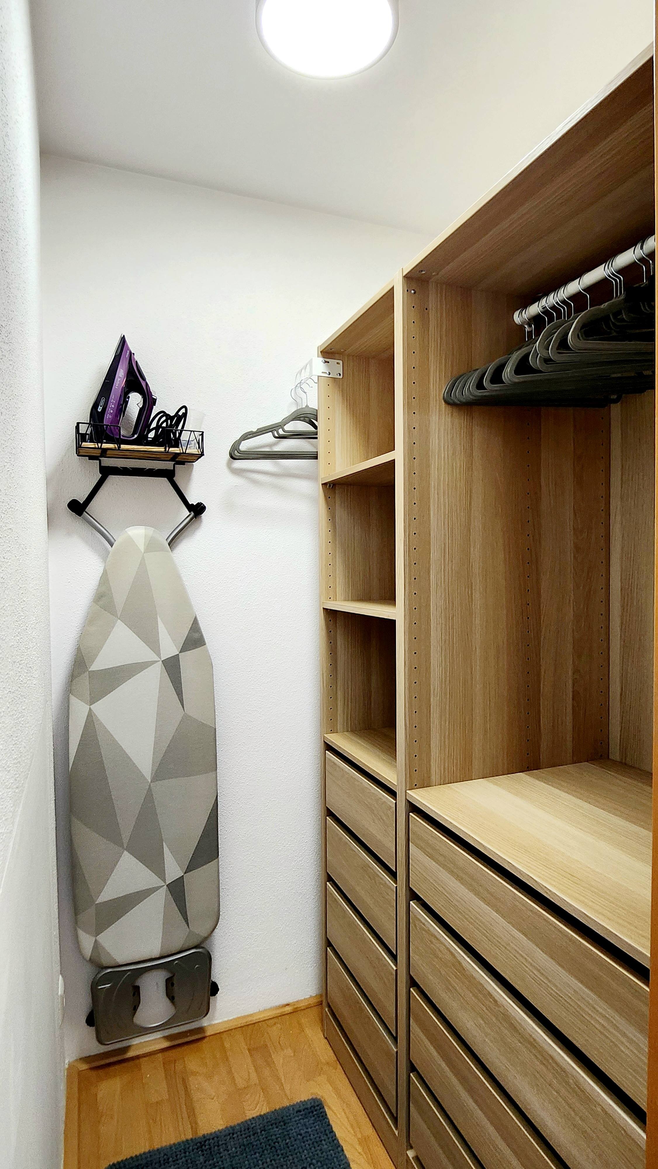 Schrankraum mit Bügeleisen und Bügelbrett