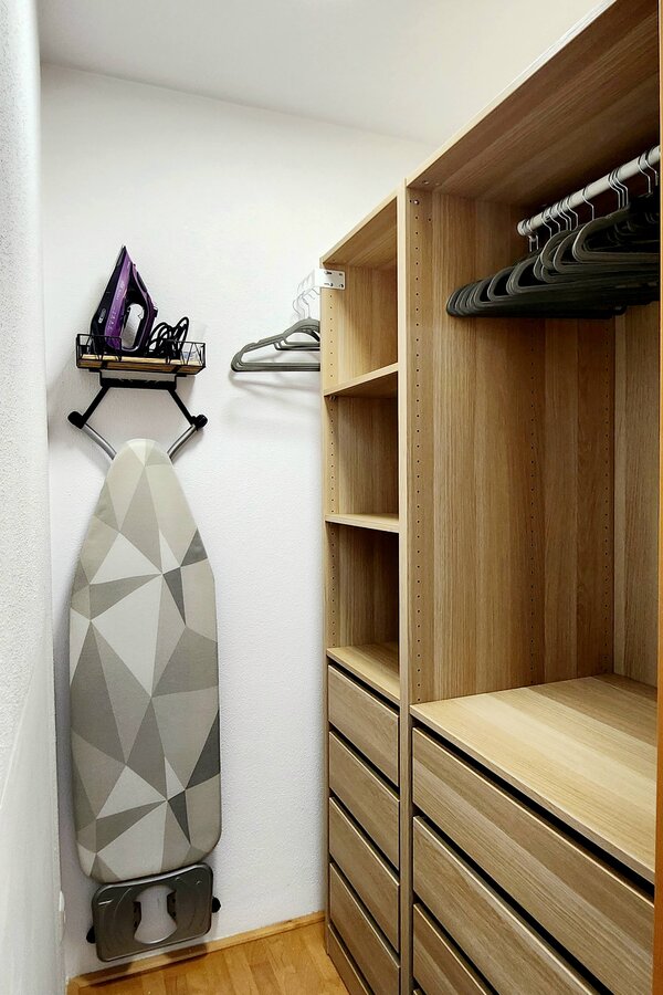 Schrankraum mit Bügeleisen und Bügelbrett