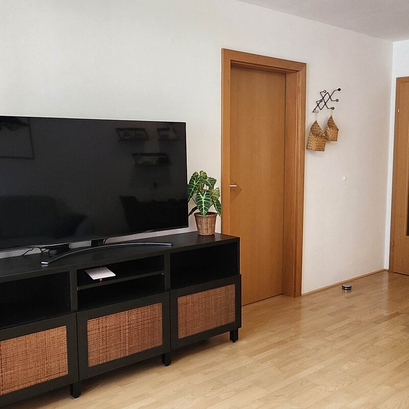 mit neuem 55 Zoll TV, Kabelfernsehen + Internetanschluss