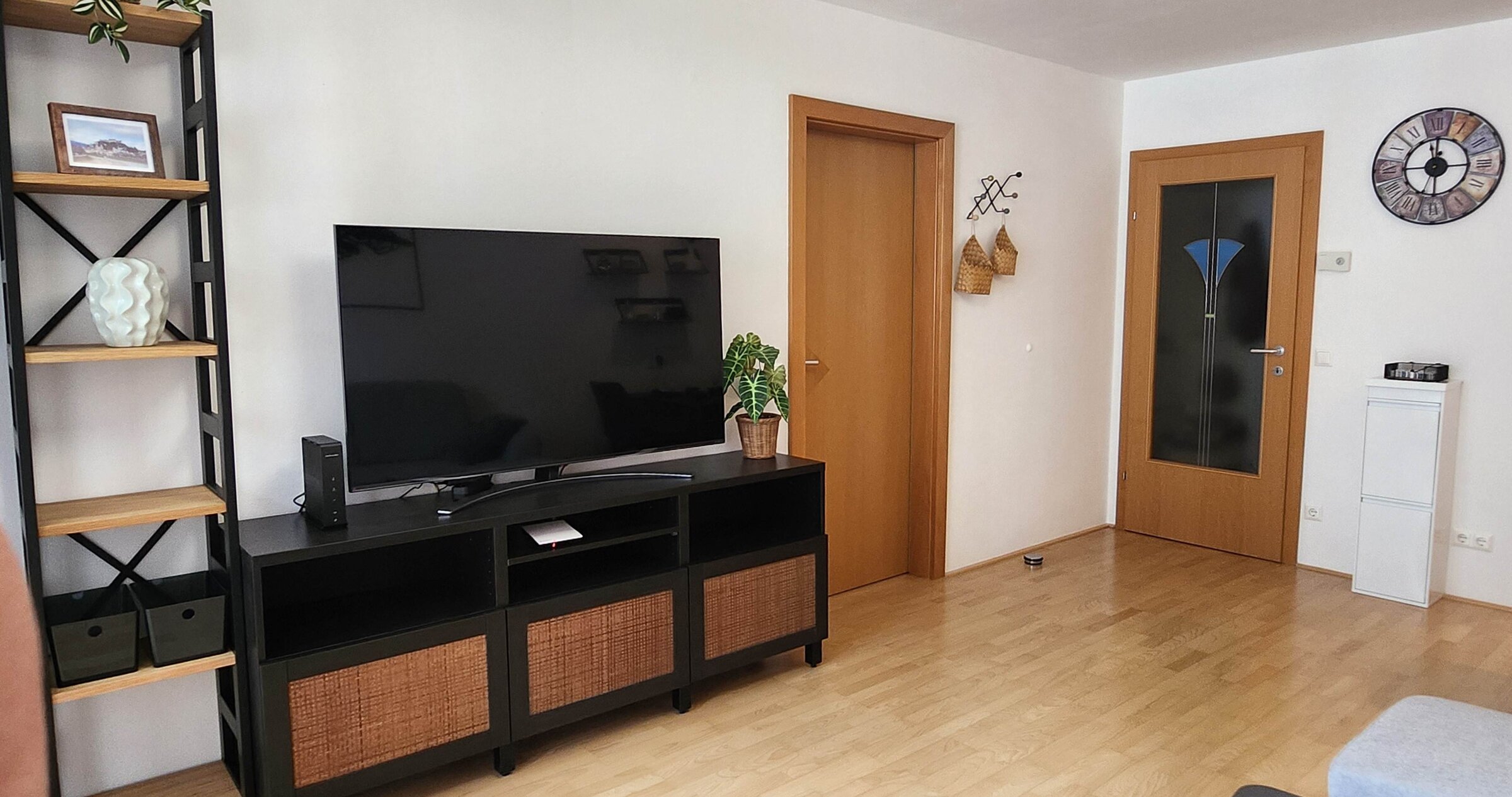 mit neuem 55 Zoll TV, Kabelfernsehen + Internetanschluss