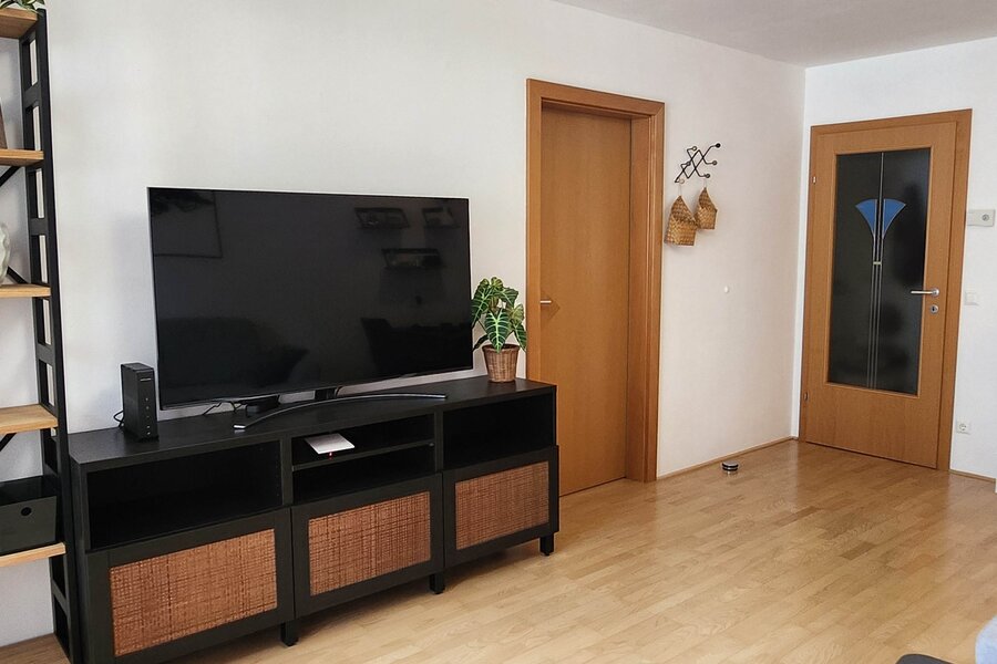 mit neuem 55 Zoll TV, Kabelfernsehen + Internetanschluss