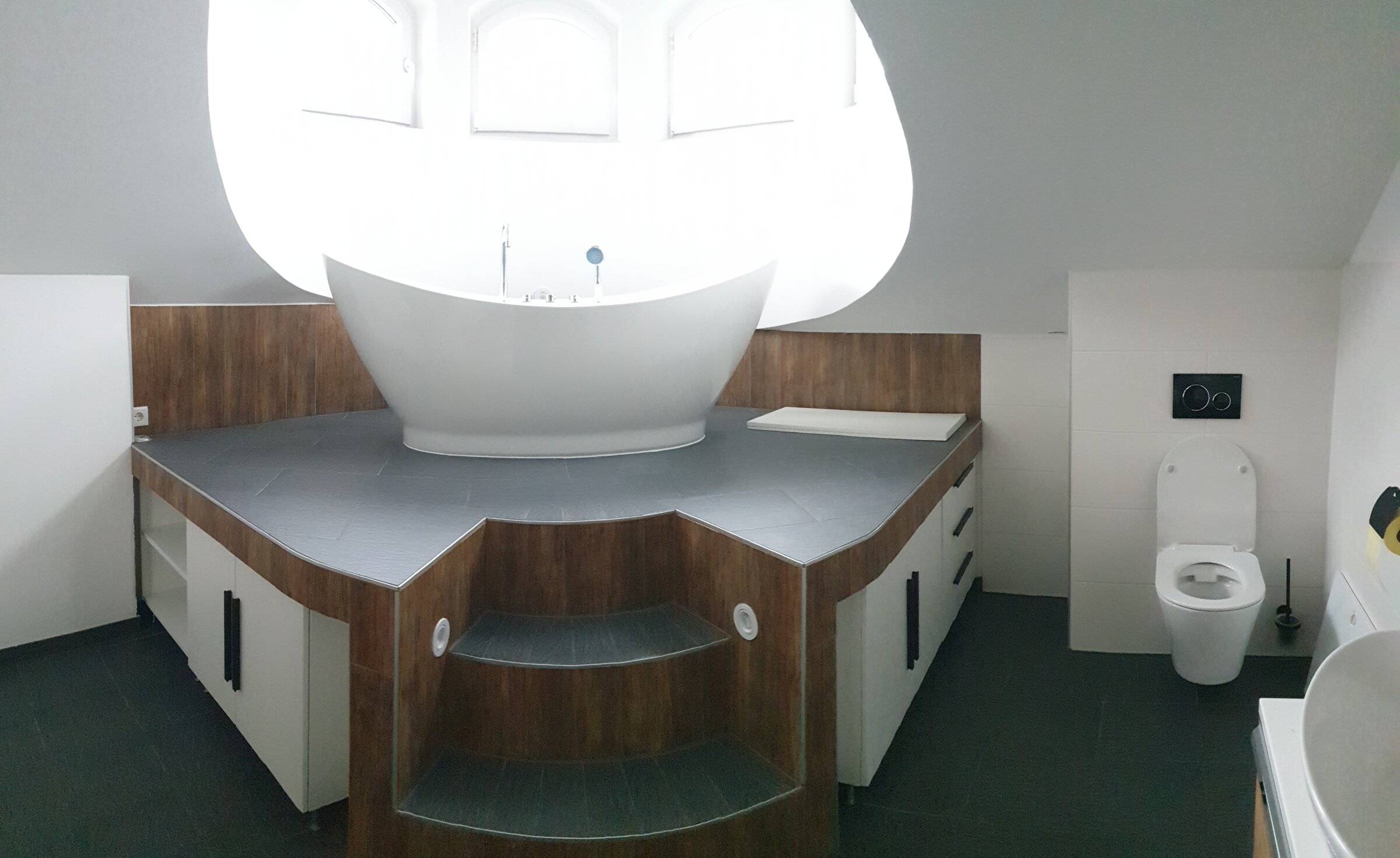 Freistehende Badewanne im Designerbad – 3-Zimmer Wohnung, Kurzzeitmiete & Wohnen auf Zeit für 1 bis 6 Monate, Seiersberg