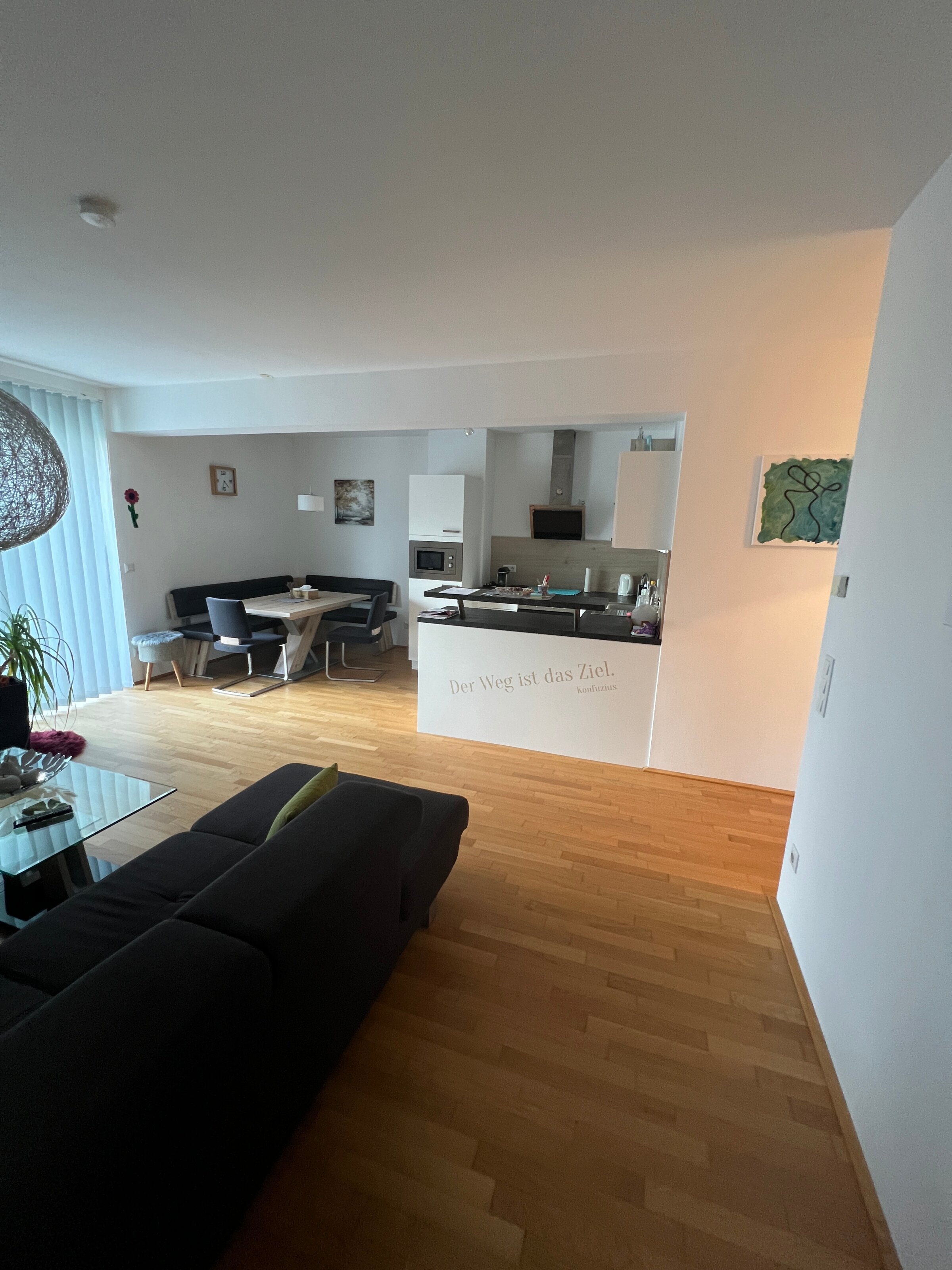 Heller Wohn-Essbereich mit offener Küche – 3-Zimmer Wohnung zur Kurzzeitmiete in Brunn am Gebirge, Wohnen auf Zeit 1–6 Monate