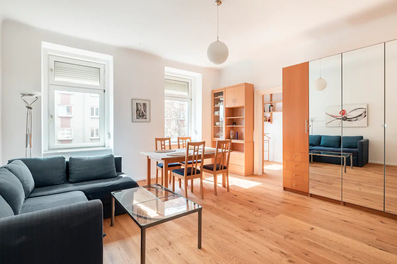 Schlafsofa links zu sehen, großer Wandschrank rechts
