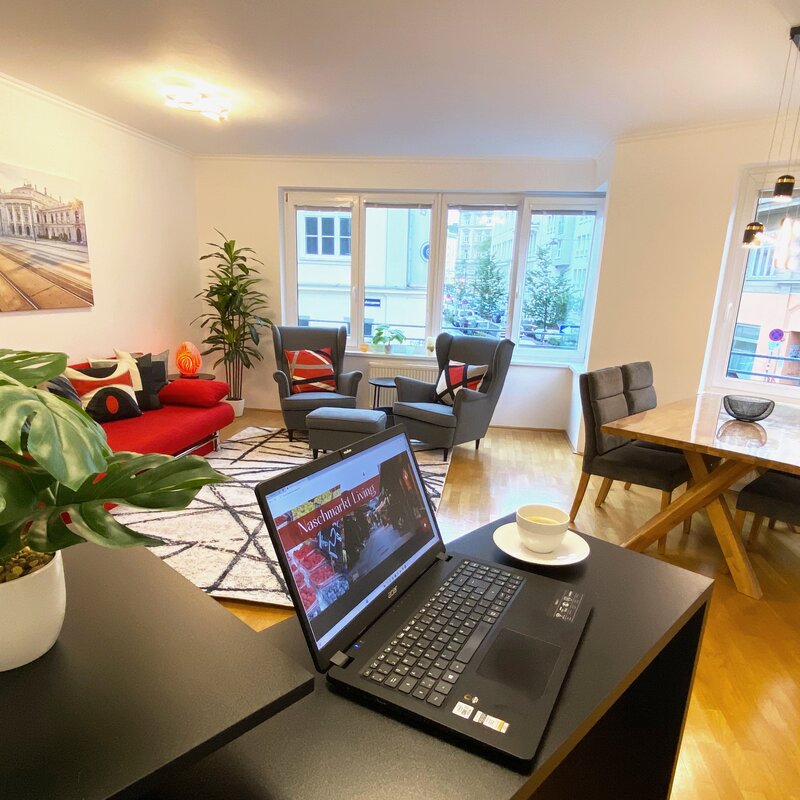Das helle große Wohnzimmer ist Lebensmittelpunkt für Leben, Arbeiten, Essen und Relaxen. | © Naschmarkt Living