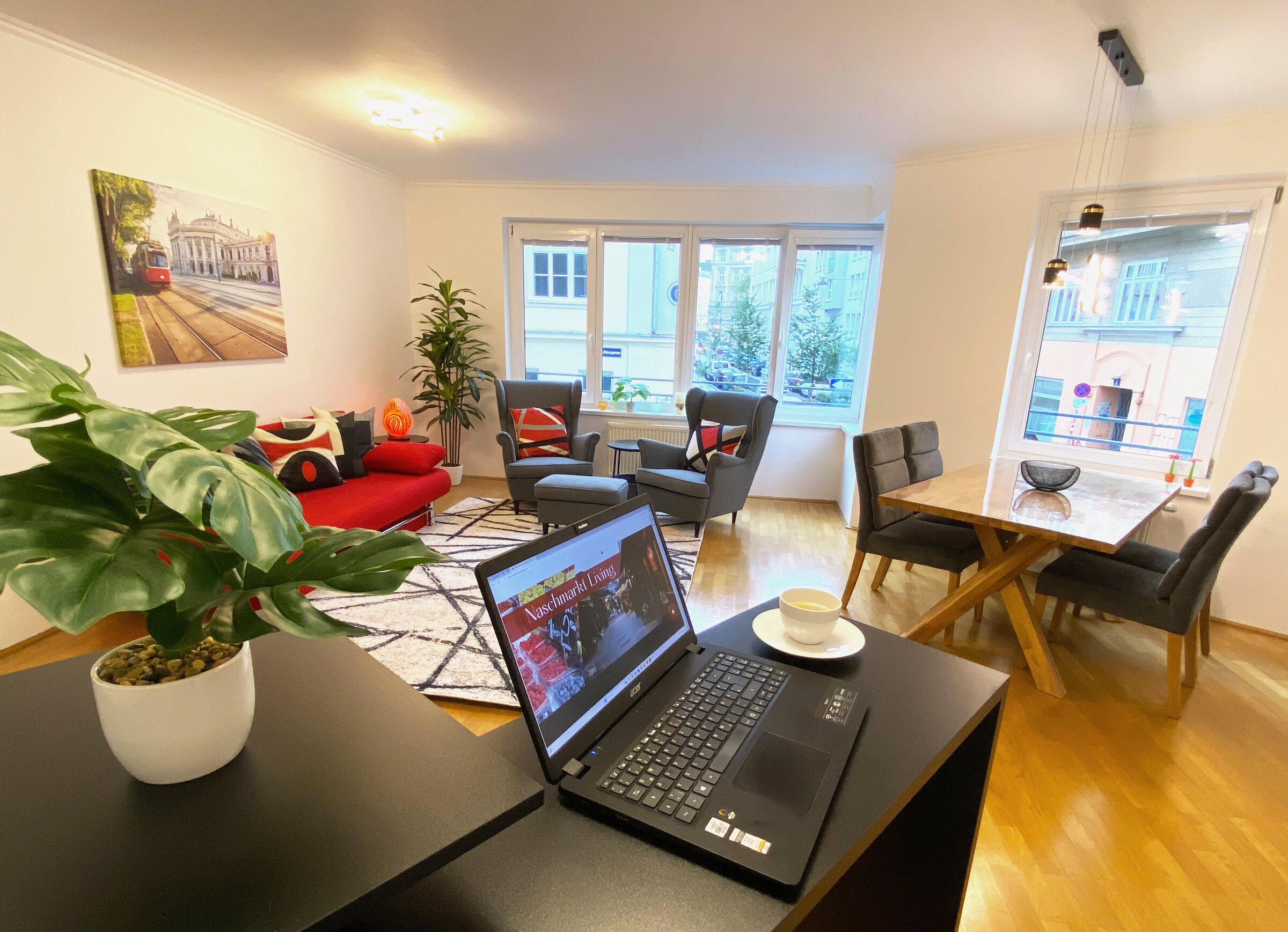 Das helle große Wohnzimmer ist Lebensmittelpunkt für Leben, Arbeiten, Essen und Relaxen. | © Naschmarkt Living