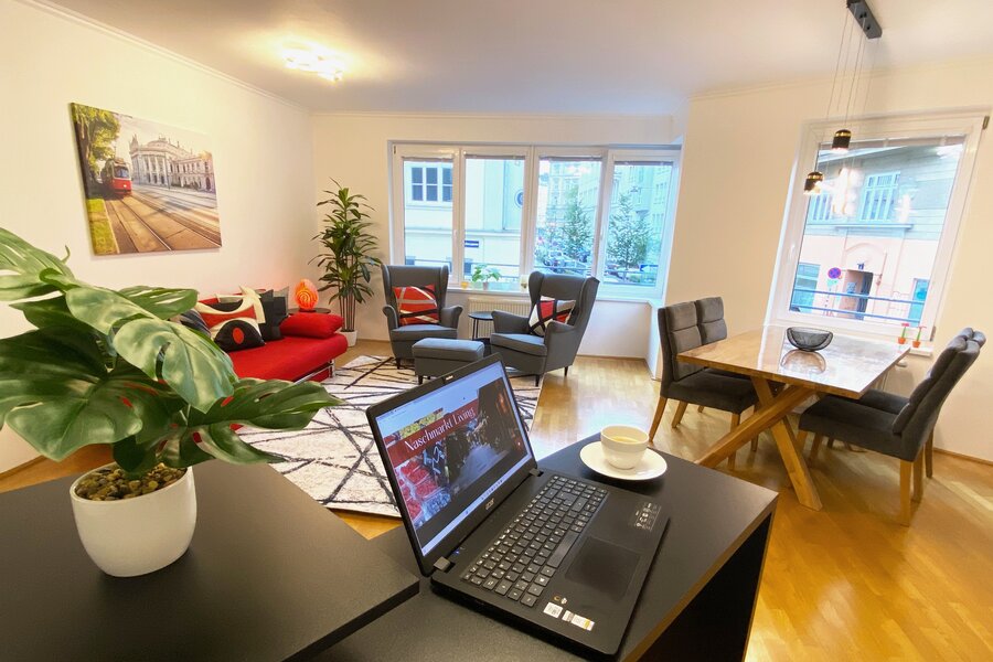 Das helle große Wohnzimmer ist Lebensmittelpunkt für Leben, Arbeiten, Essen und Relaxen. | © Naschmarkt Living