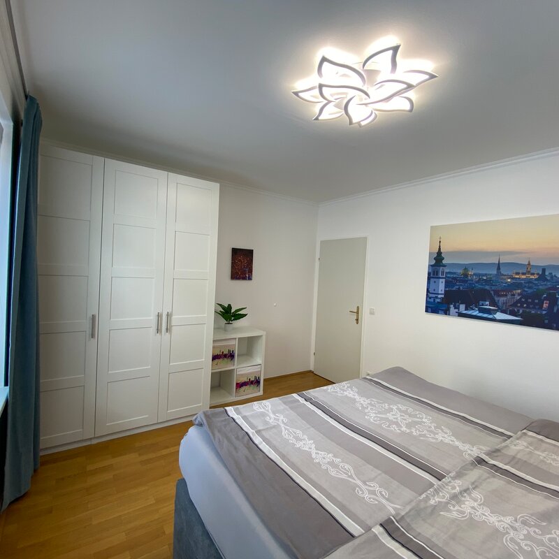 Das Schlafzimmer ist gemütlich und bietet viel Stauraum. | © Naschmarkt Living