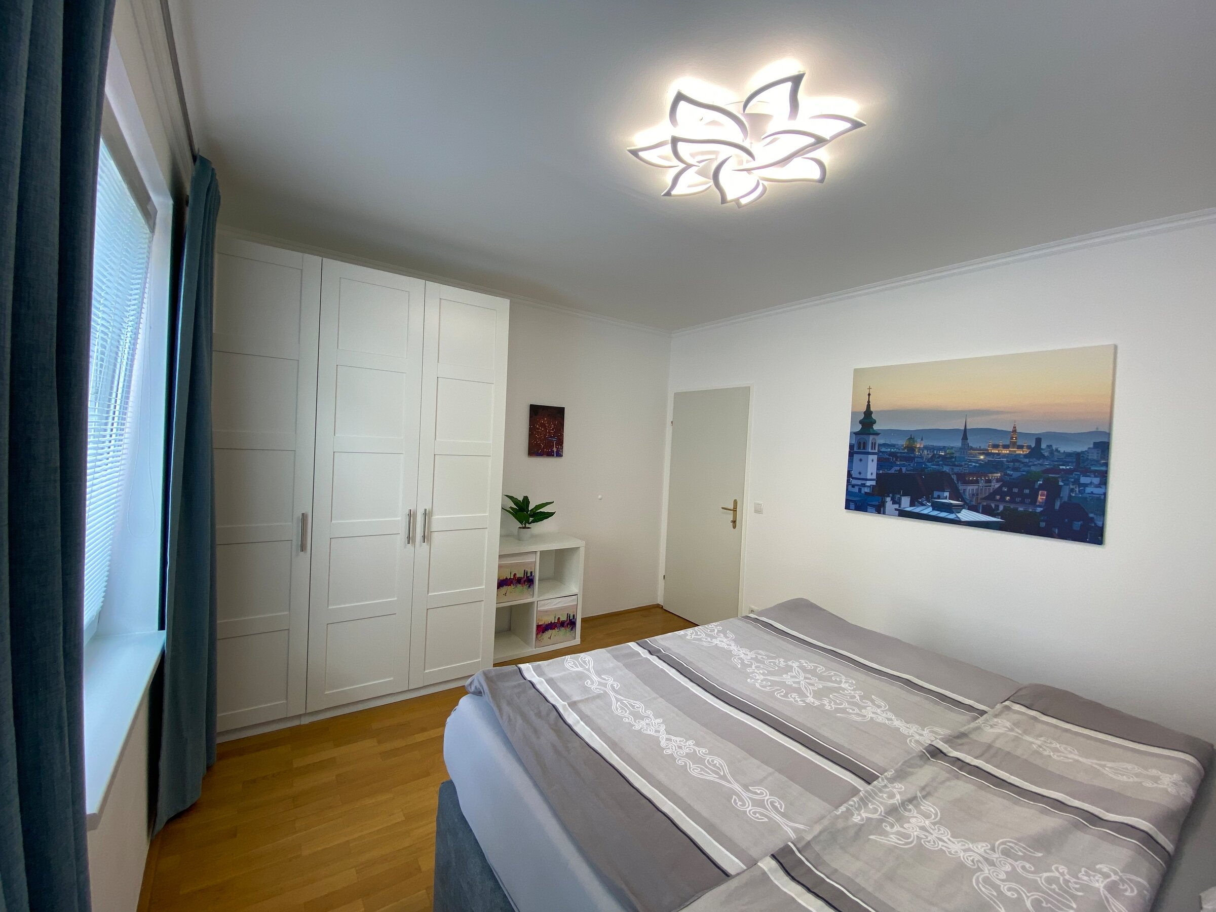 Das Schlafzimmer ist gemütlich und bietet viel Stauraum. | © Naschmarkt Living