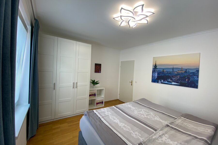 Das Schlafzimmer ist gemütlich und bietet viel Stauraum. | © Naschmarkt Living