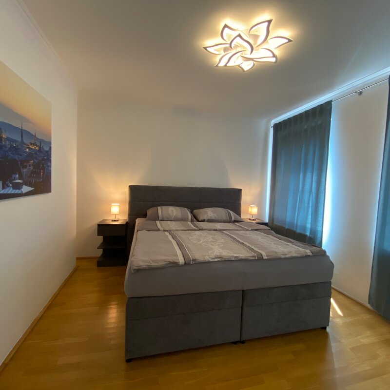 Mit Innenjalousien und Vorhängen können Sie das Schlafzimmer verdunkeln. | © Naschmarkt Living