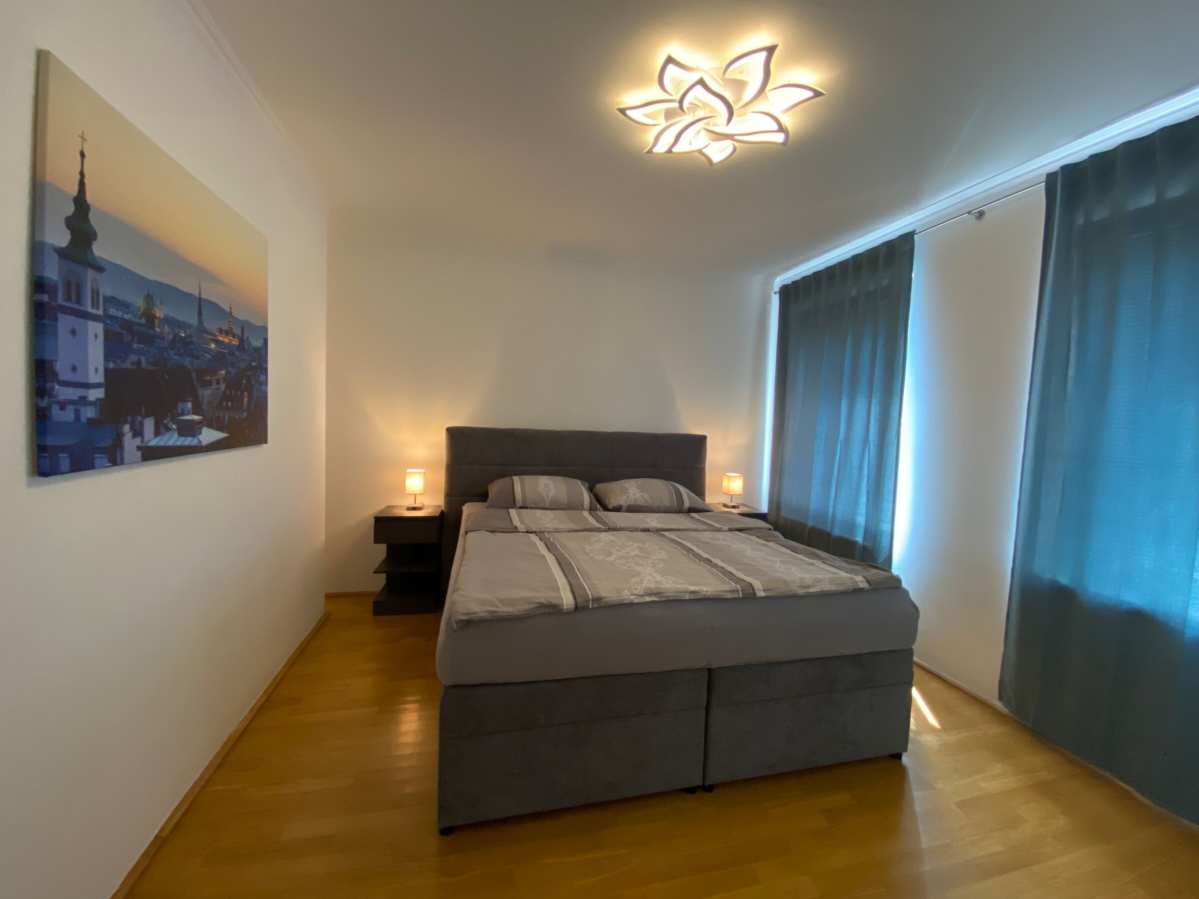 Mit Innenjalousien und Vorhängen können Sie das Schlafzimmer verdunkeln. | © Naschmarkt Living