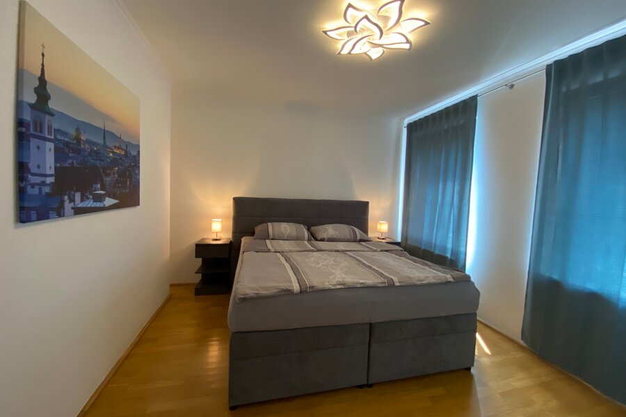Mit Innenjalousien und Vorhängen können Sie das Schlafzimmer verdunkeln. | © Naschmarkt Living