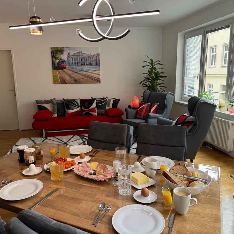 mit gemütlichem Esstisch | © Naschmarkt Living 