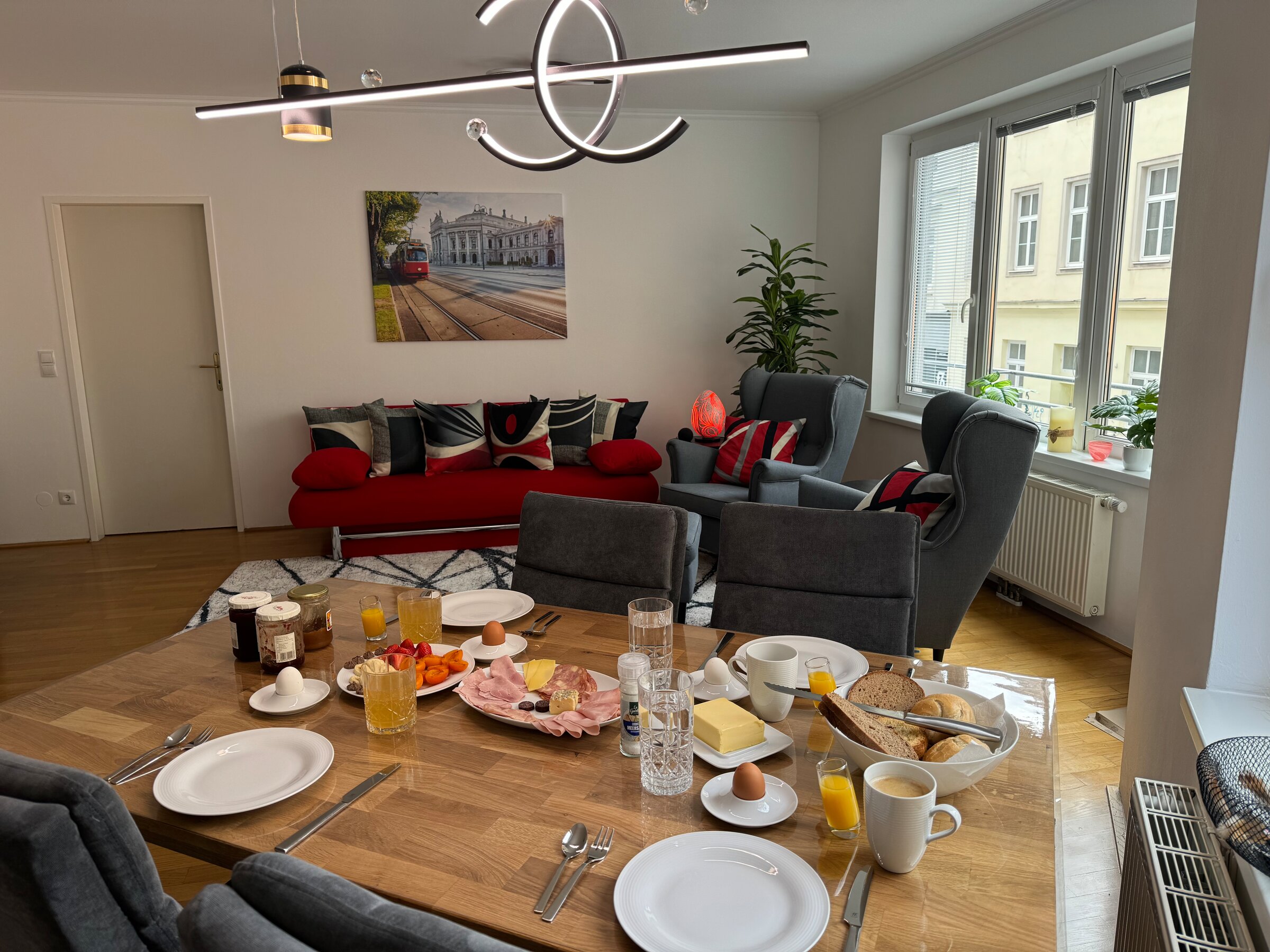 mit gemütlichem Esstisch | © Naschmarkt Living 