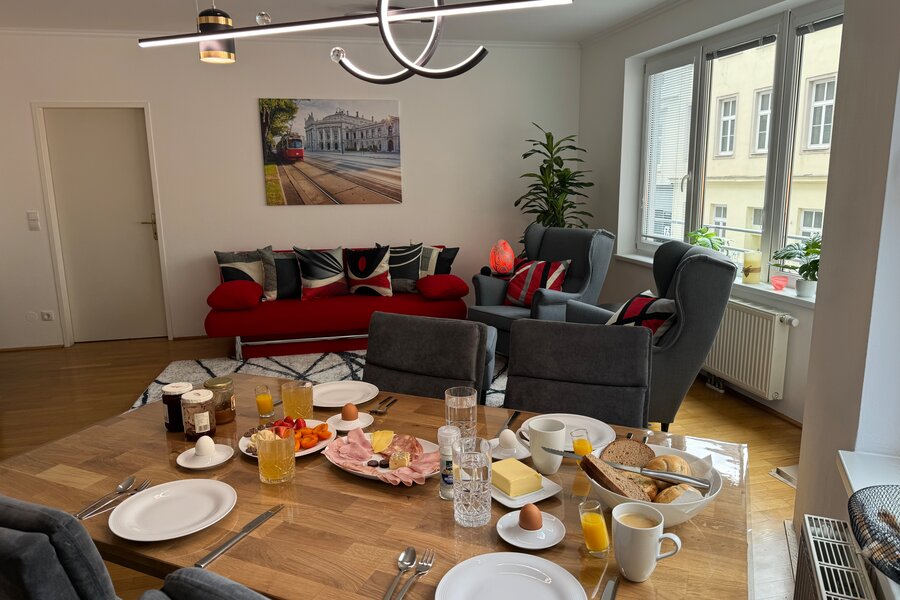 mit gemütlichem Esstisch | © Naschmarkt Living 