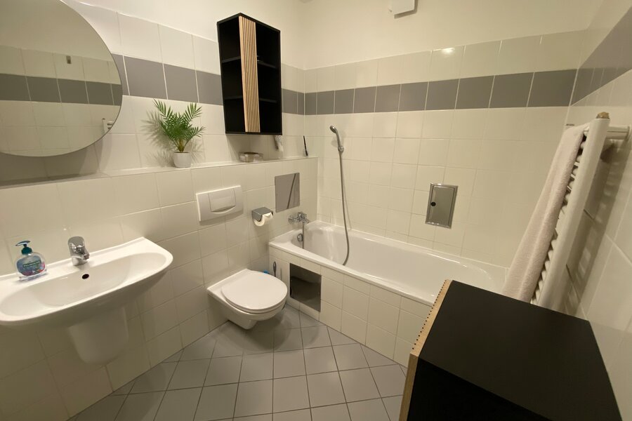 Das Bad hat eine große Badewanne. | © Naschmarkt Living 