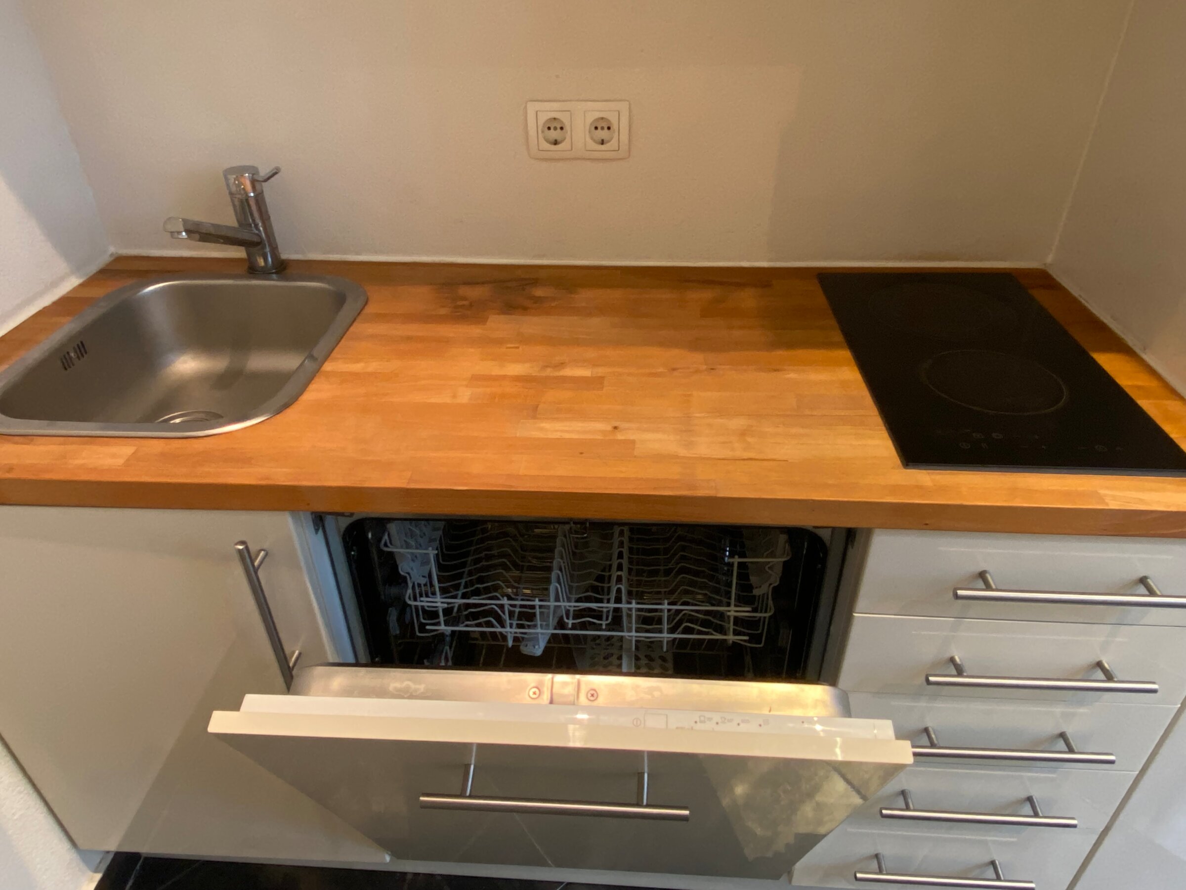 Küche mit Geschirrspüler