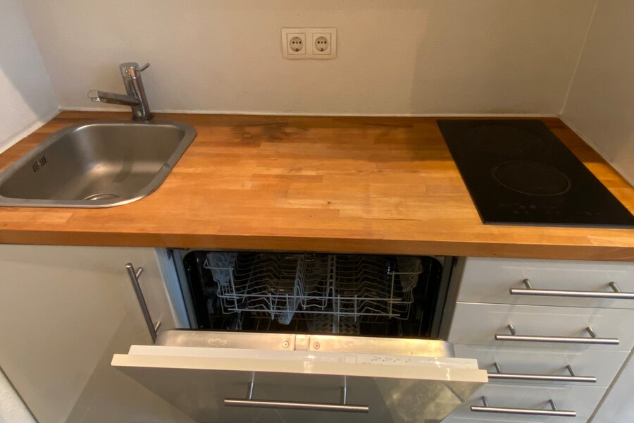 Küche mit Geschirrspüler