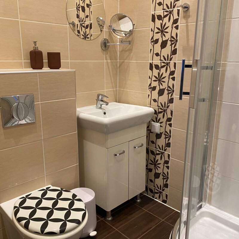 Sauberes, schönes Bad 