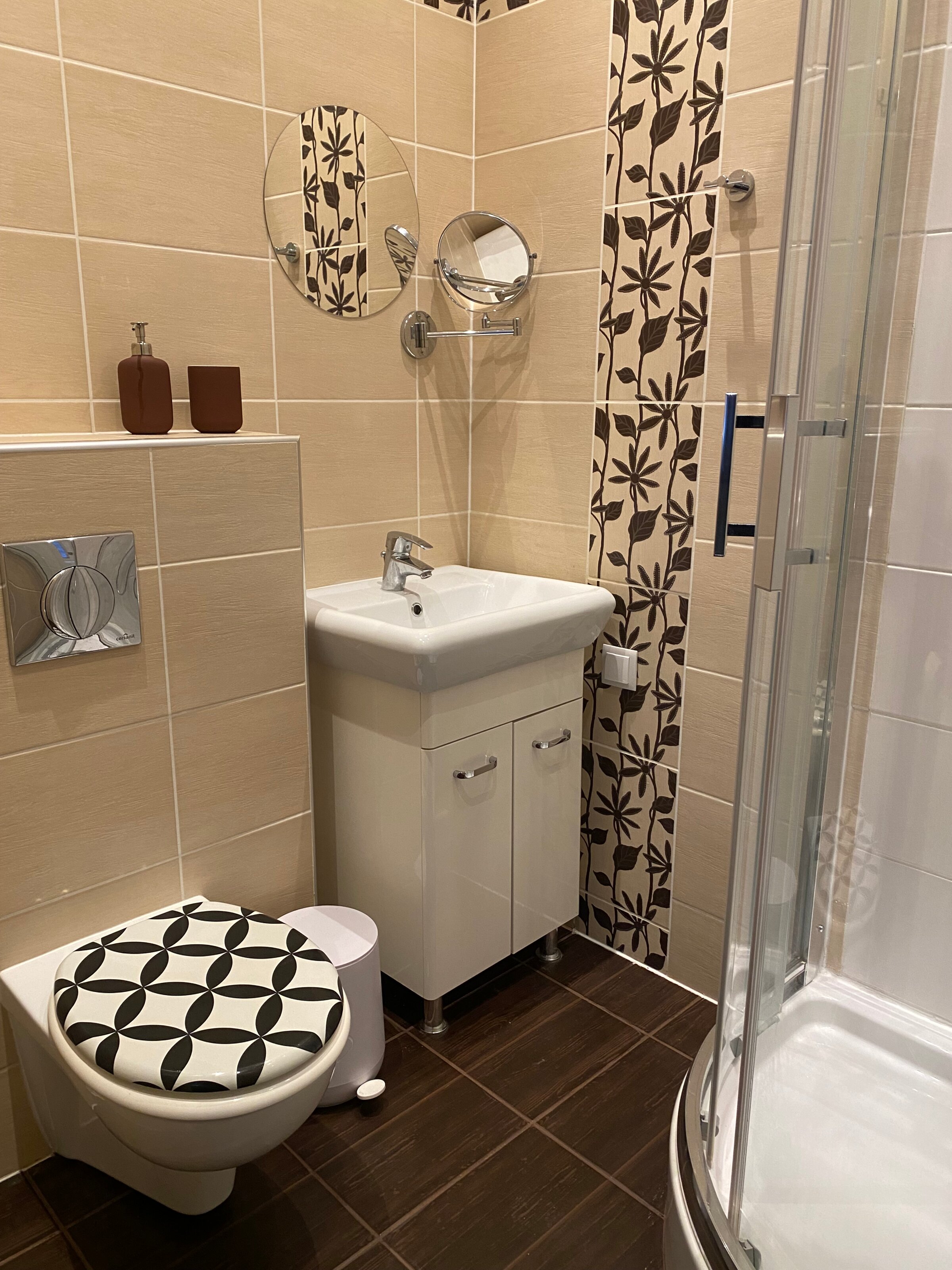 Sauberes, schönes Bad 