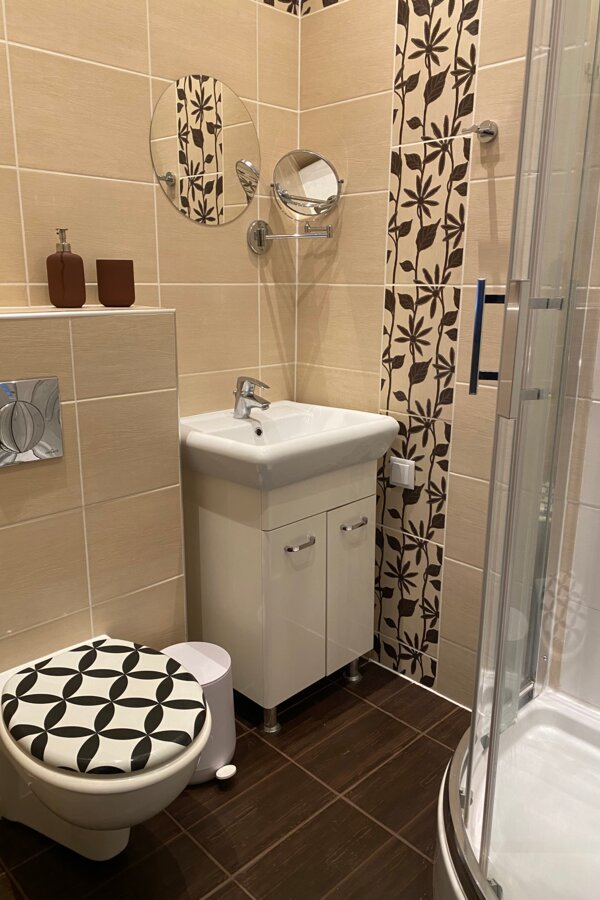 Sauberes, schönes Bad 