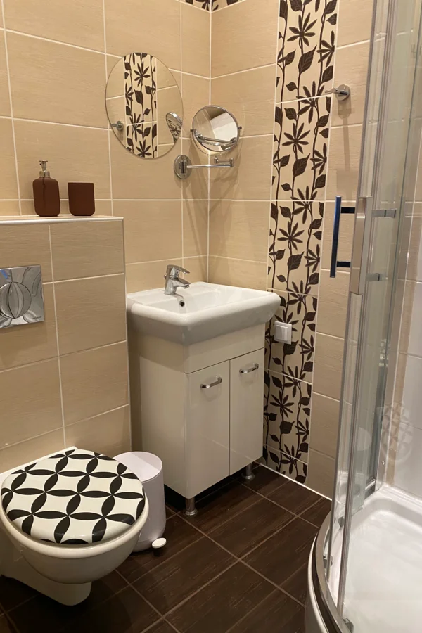 Clean and pretty bathroom 