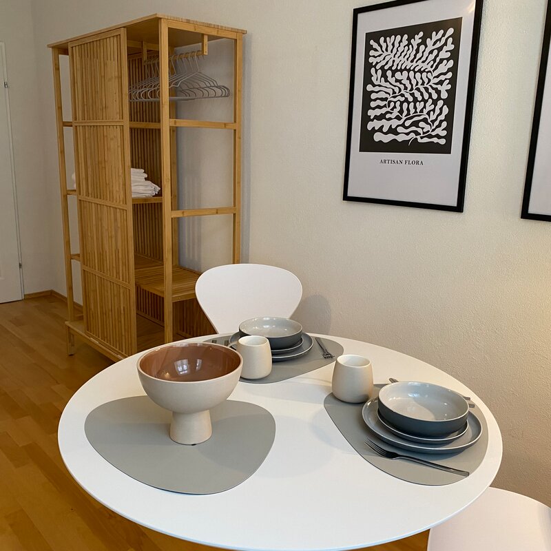 Schrank und Esstisch