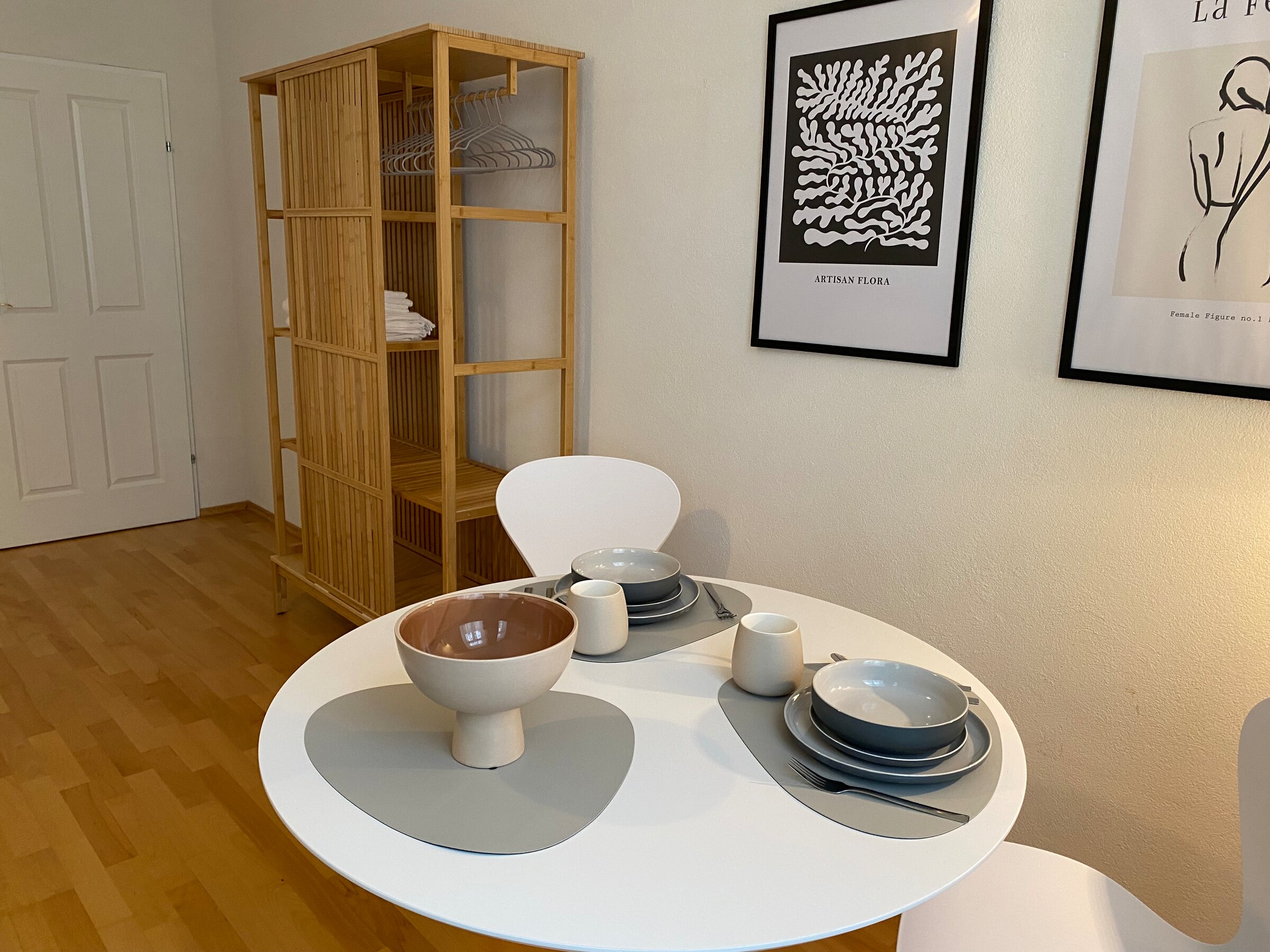 Schrank und Esstisch