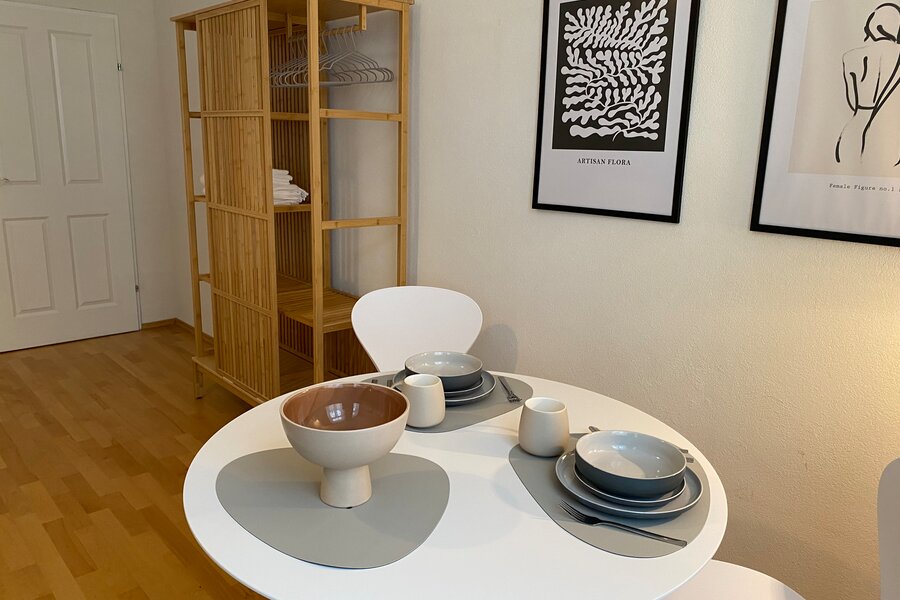 Schrank und Esstisch