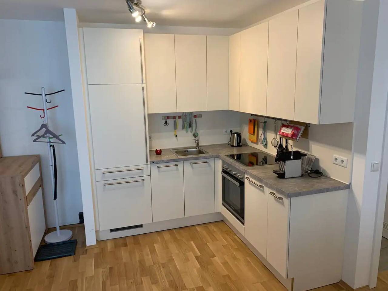 Gefrierschrank, Nespressomaschine,, Wasserkocher, Toaster, Geschirr und Gläser, Kochgeschirr, Besteck