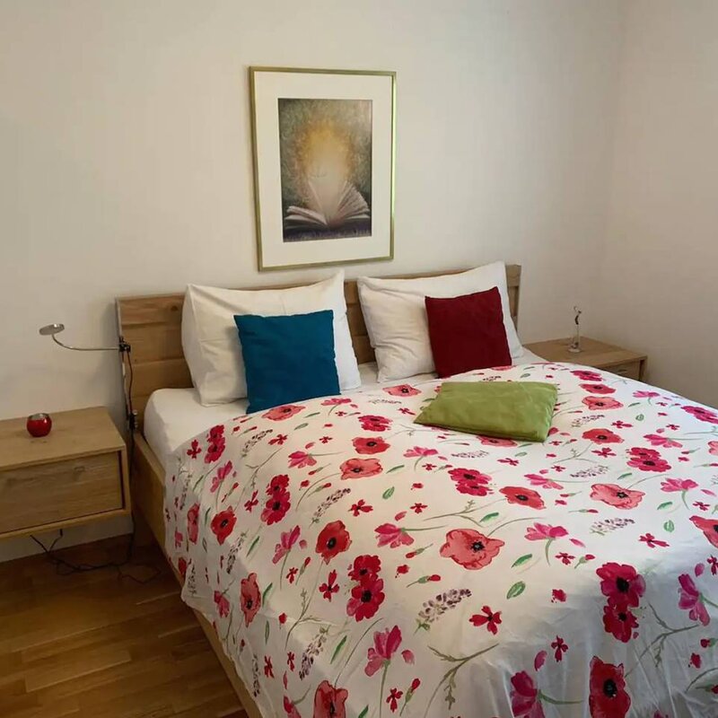 Sehr gute feste Matratze, Extrakissen und Decken, Leselampe Bügeleisen Staubsauger, Wischer und Kübel, bsauger, 