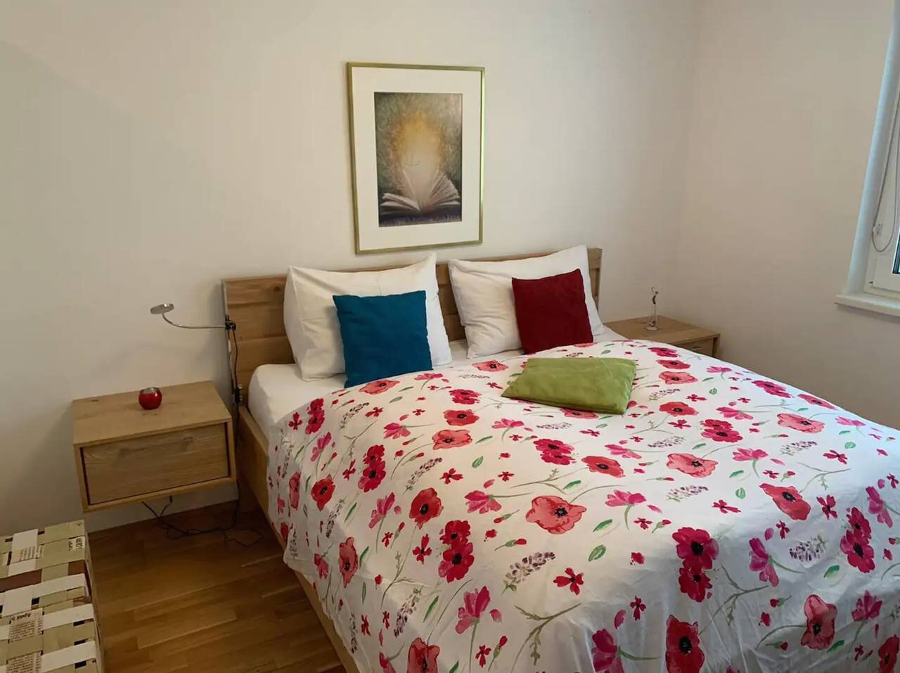 Sehr gute feste Matratze, Extrakissen und Decken, Leselampe Bügeleisen Staubsauger, Wischer und Kübel, bsauger, 