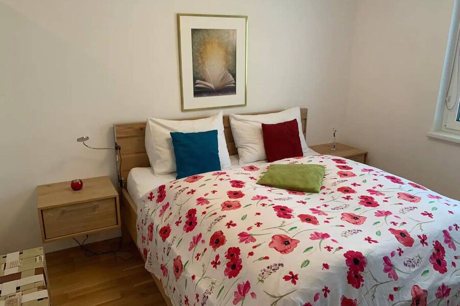 Sehr gute feste Matratze, Extrakissen und Decken, Leselampe Bügeleisen Staubsauger, Wischer und Kübel, bsauger, 