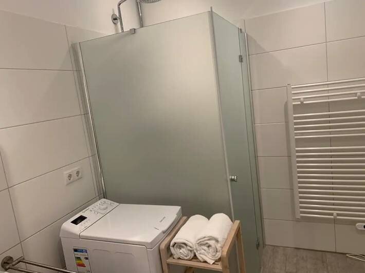 Vom Schlafzimmer aus zu betreten, Heizung, Conditioner, Reinigungsprodukte, Handtücher