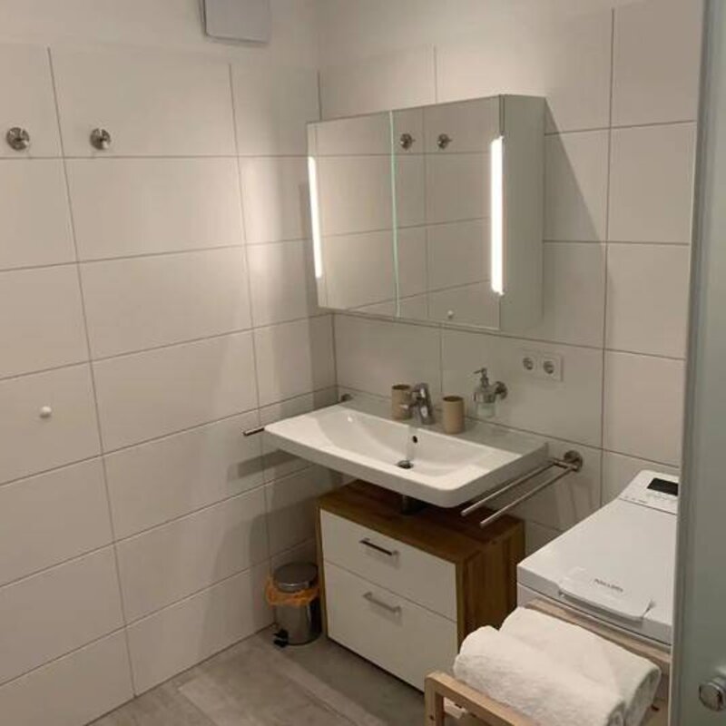 Badezimmerschrank mit Spiegel und Licht, Handtuchhalter, Unterschrank, Handtücher und Föhn