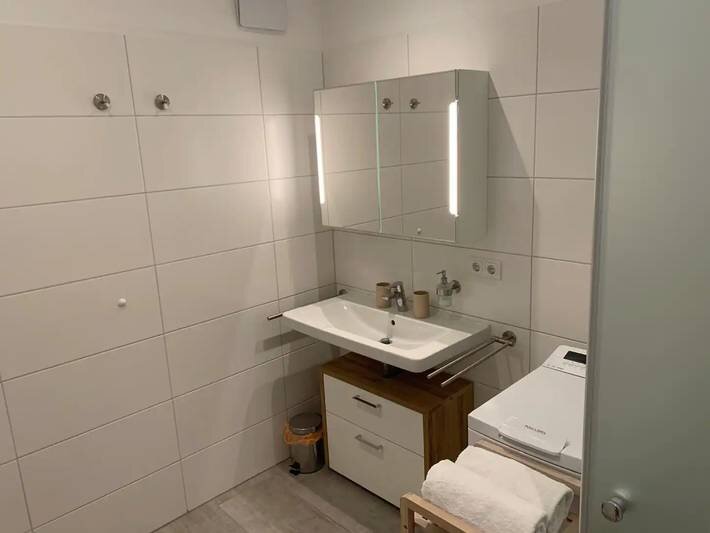 Badezimmerschrank mit Spiegel und Licht, Handtuchhalter, Unterschrank, Handtücher und Föhn