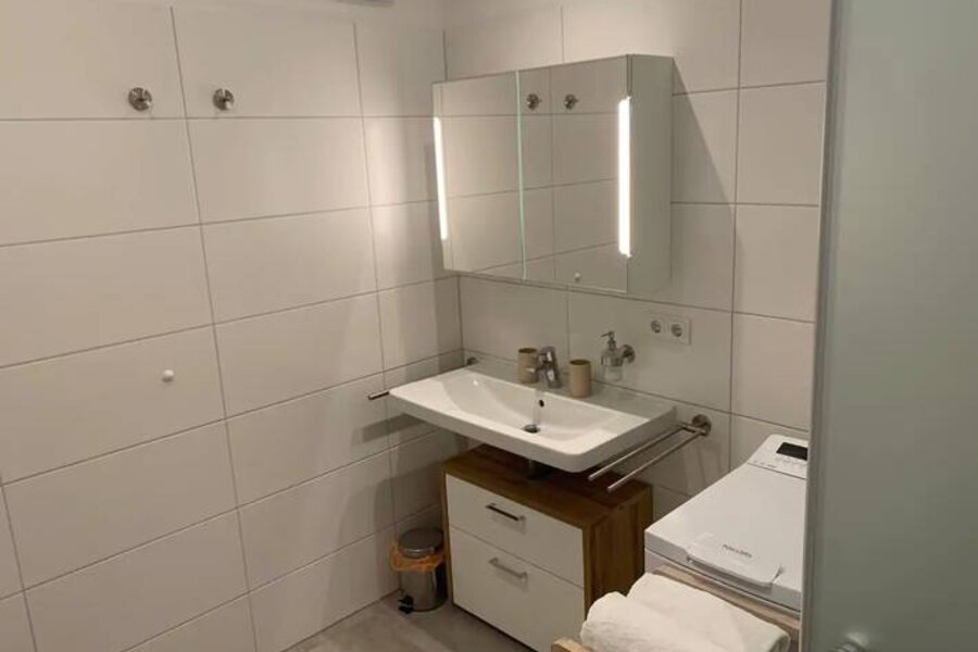 Badezimmerschrank mit Spiegel und Licht, Handtuchhalter, Unterschrank, Handtücher und Föhn