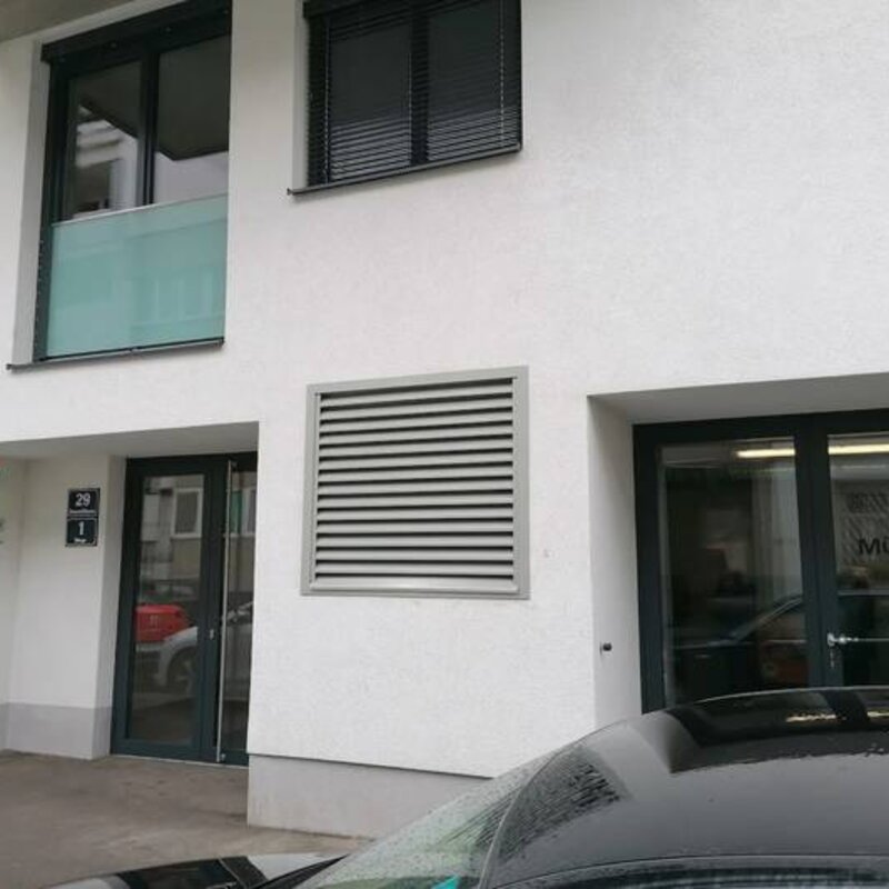 links Hauseingang zur Stiege und Lift, rechts Müllraum 