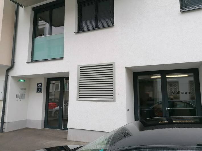 links Hauseingang zur Stiege und Lift, rechts Müllraum 