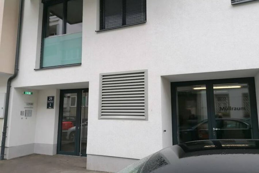 links Hauseingang zur Stiege und Lift, rechts Müllraum 