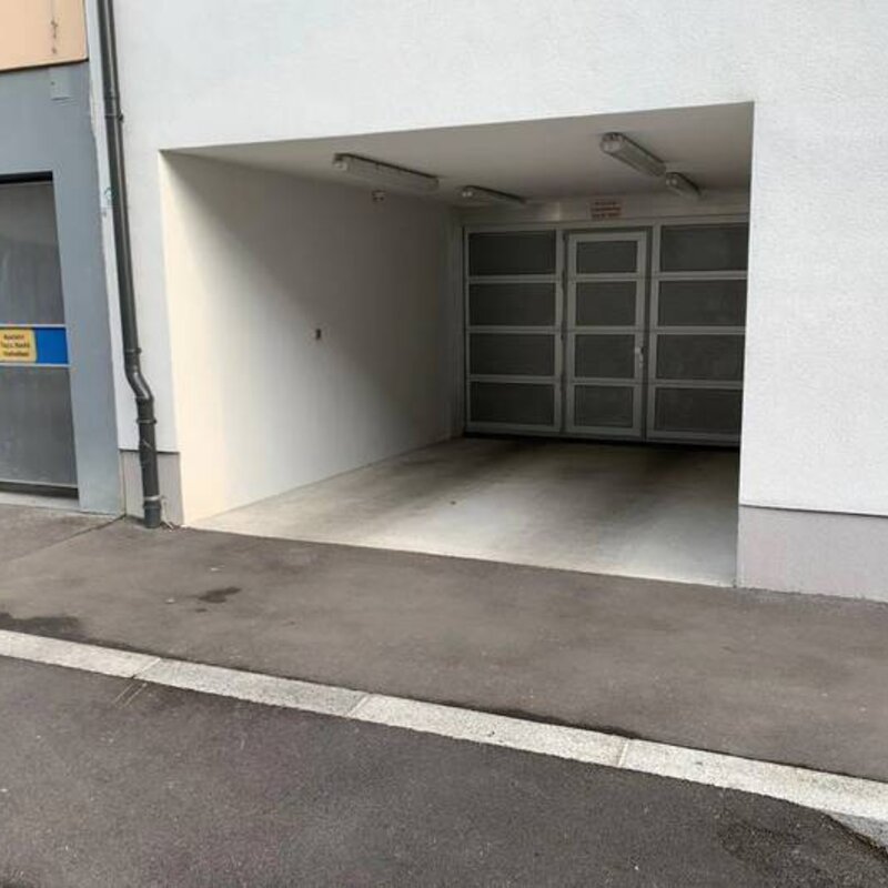  Kann für € 60,0 pro Monat dazugemietet werden.Wird mit Schlüssel automatisch geöffnet, in der Garage eine Schnur und Anzeige zur Ausfahrt