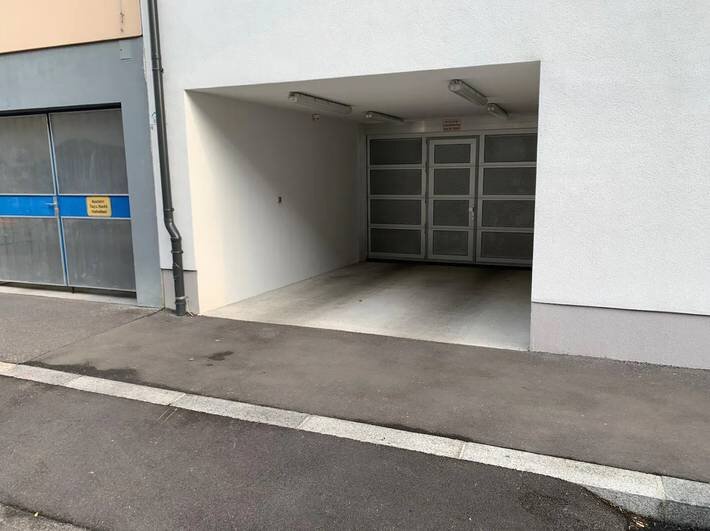  Kann für € 60,0 pro Monat dazugemietet werden.Wird mit Schlüssel automatisch geöffnet, in der Garage eine Schnur und Anzeige zur Ausfahrt